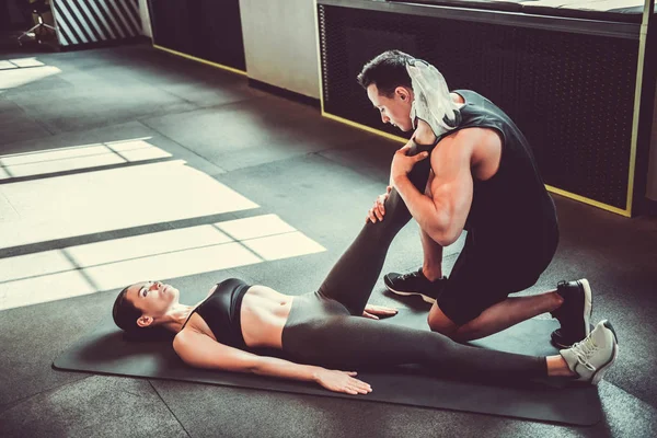 Pareja haciendo ejercicio — Foto de Stock