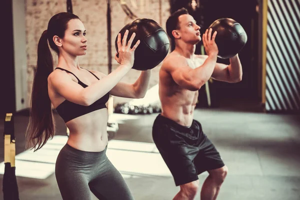 Pareja haciendo ejercicio — Foto de Stock