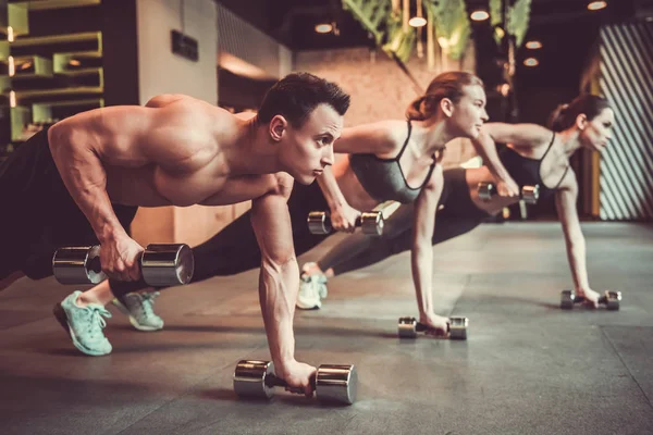 Jóvenes haciendo ejercicio — Foto de Stock