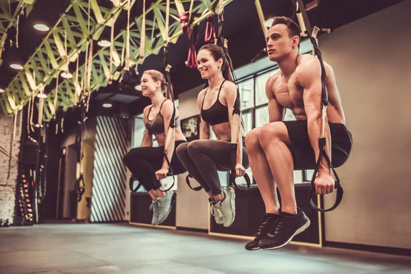 Jóvenes trabajando con TRX — Foto de Stock