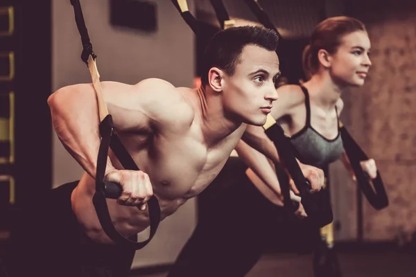 Jonge mensen trainen met Trx — Stockfoto