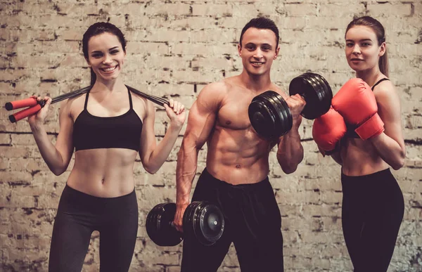 Young people in gym — Stock Photo, Image