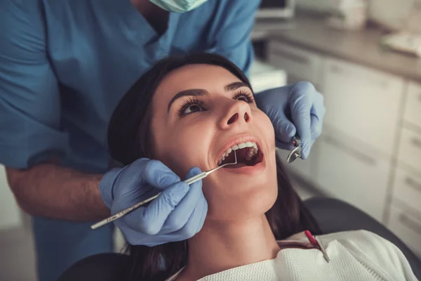 Bij de tandarts. — Stockfoto
