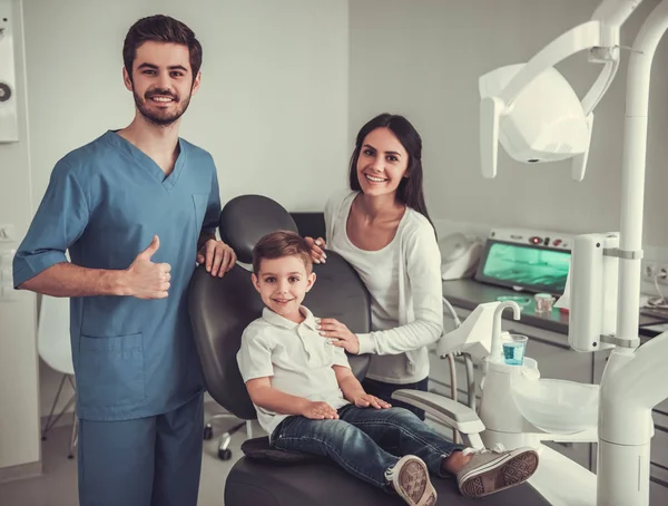 Kleine jongen bij de tandarts — Stockfoto