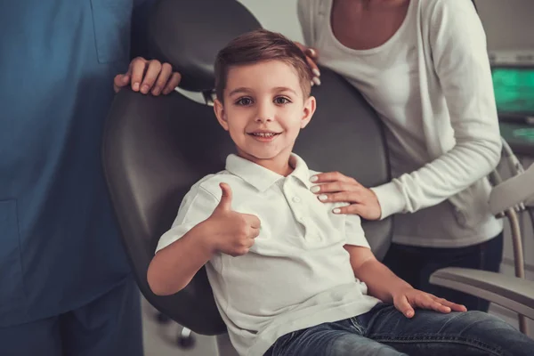 Petit garçon chez le dentiste — Photo