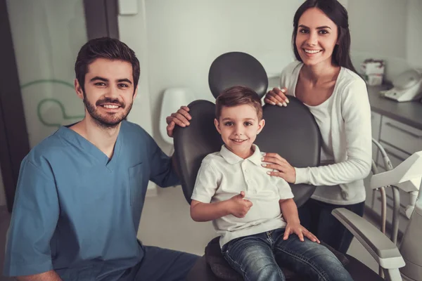 Niño pequeño en el dentista — Foto de Stock