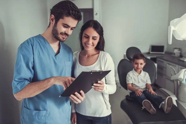 Ragazzino dal dentista — Foto Stock