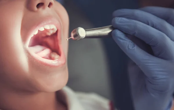 Liten pojke hos tandläkaren — Stockfoto