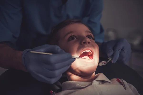 Petit garçon chez le dentiste — Photo