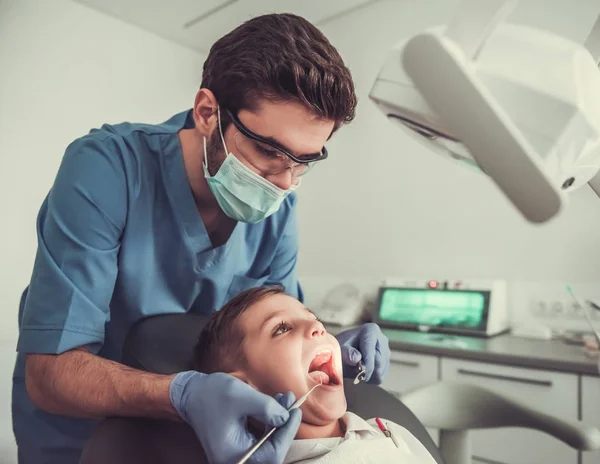 Kleiner Junge beim Zahnarzt — Stockfoto