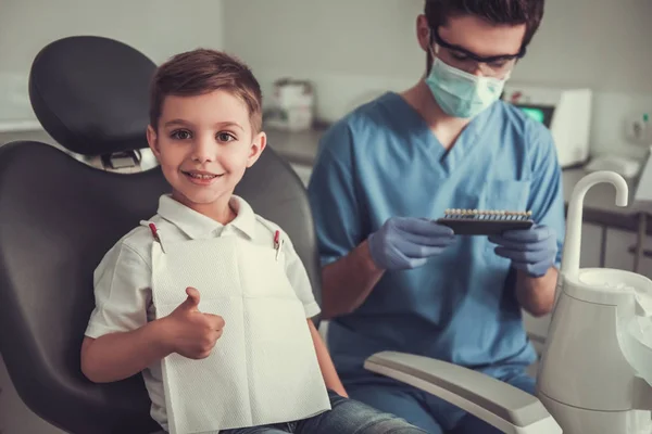 Маленький хлопчик у стоматолога — стокове фото