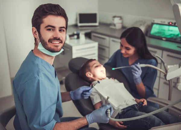 Mały chłopiec u dentysty — Zdjęcie stockowe