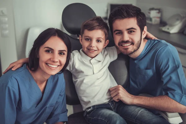 Petit garçon chez le dentiste — Photo