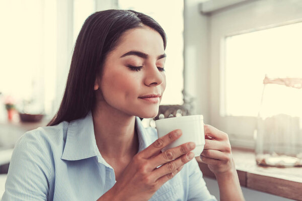 Девушка в кафе