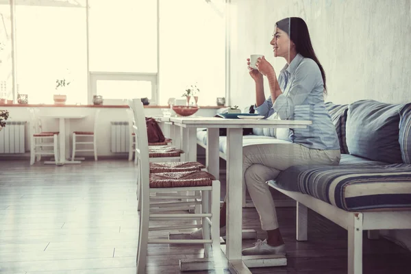 Fille dans le café — Photo