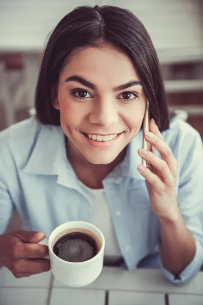 Девушка в кафе — стоковое фото