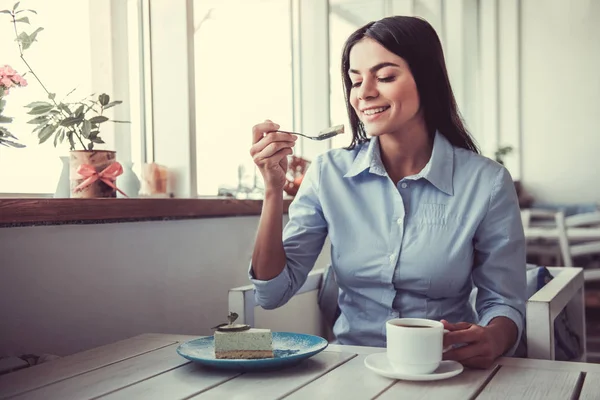 Fille dans le café — Photo