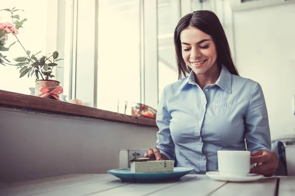 Chica en la cafetería — Foto de Stock