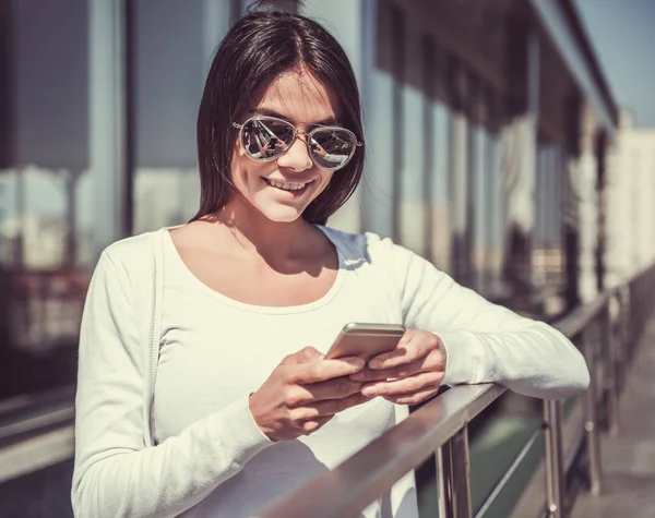 Ragazza con telefono — Foto Stock