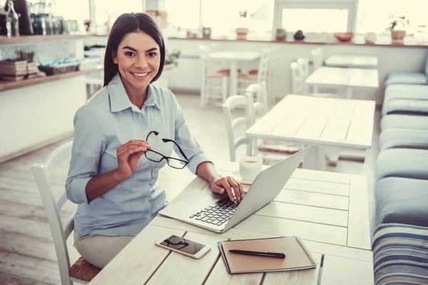 Chica trabajando en la cafetería —  Fotos de Stock