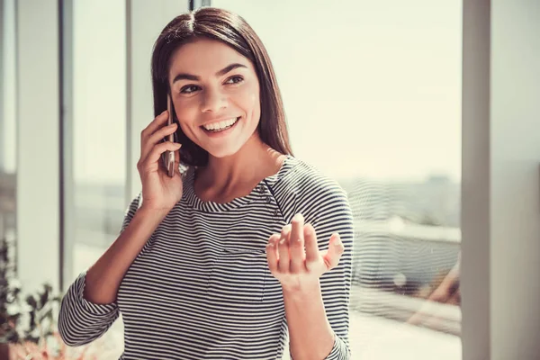 Girl with phone — Stock Photo, Image