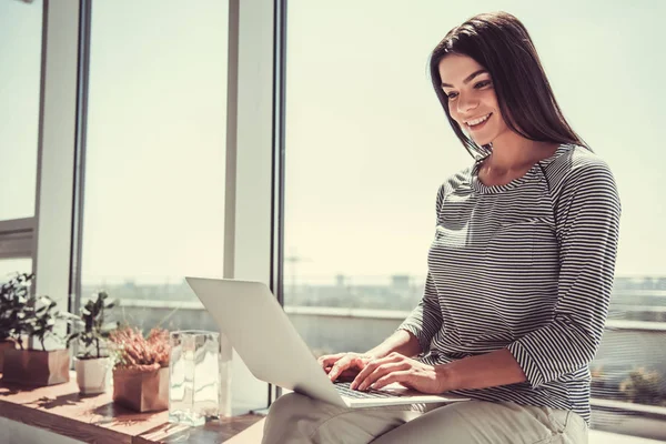 Menina com laptop — Fotografia de Stock