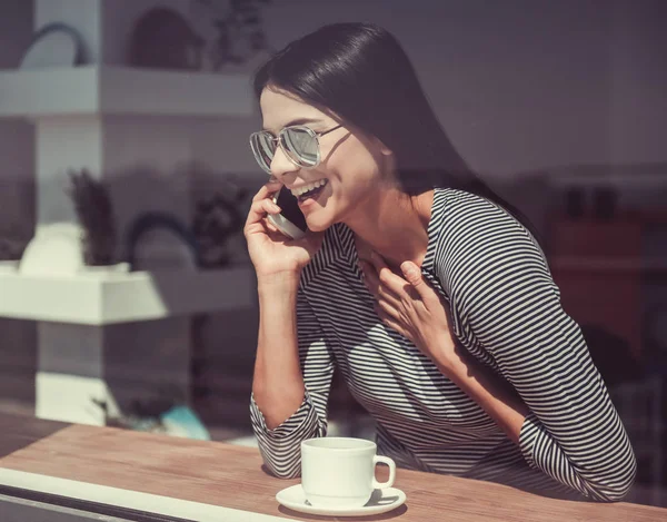 Menina no café — Fotografia de Stock