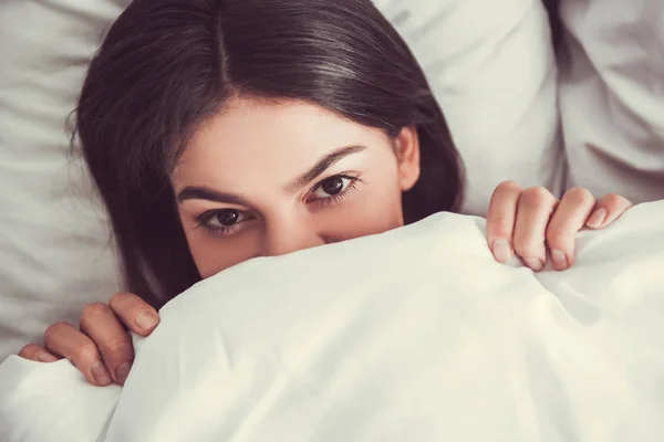 Menina na cama — Fotografia de Stock