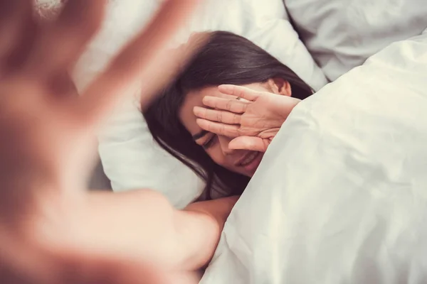 Menina na cama — Fotografia de Stock