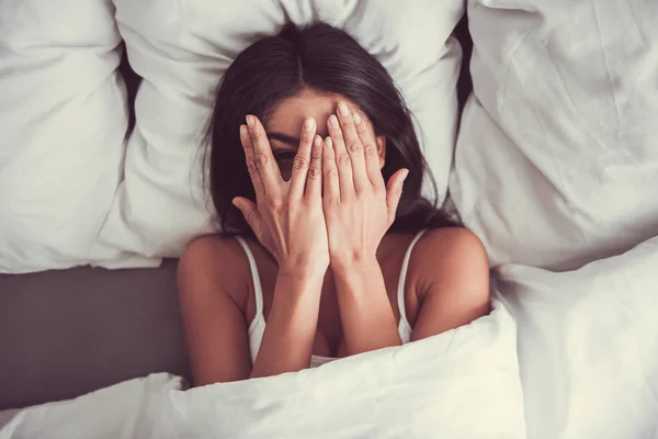 Mädchen im Bett — Stockfoto