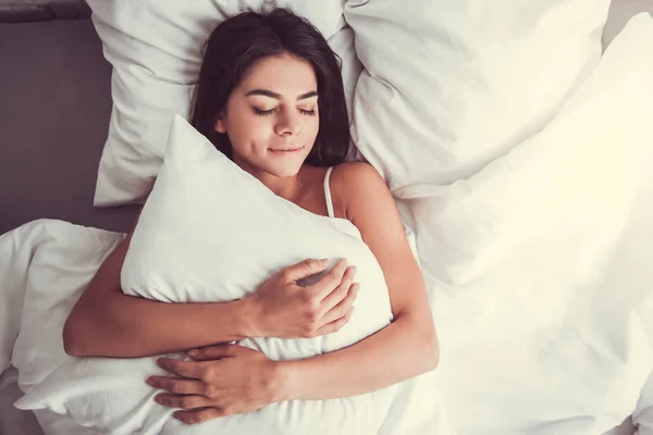 Chica en la cama — Foto de Stock