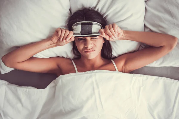 Meisje in bed — Stockfoto