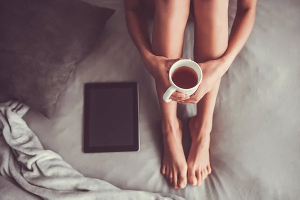 Ragazza in camera da letto — Foto Stock