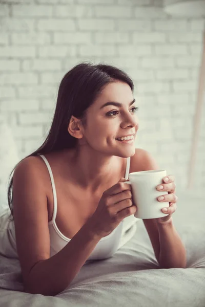 Mädchen im Schlafzimmer — Stockfoto