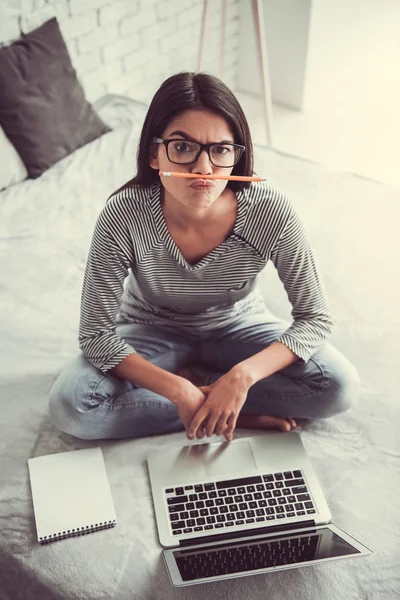 Mujer en casa — Foto de Stock