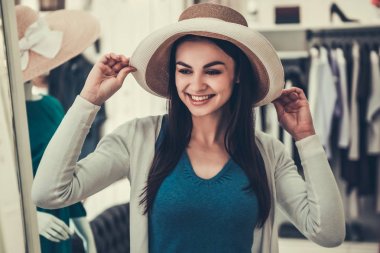 güzel kız alışveriş yaparken