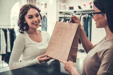 güzel kız alışveriş yaparken