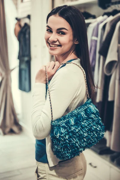 Menina bonita fazendo compras — Fotografia de Stock
