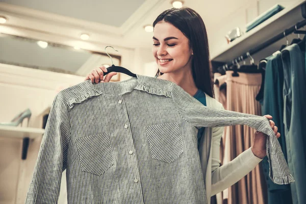 Hermosa chica haciendo compras — Foto de Stock