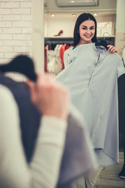 Beautiful girl doing shopping — Stock Photo, Image