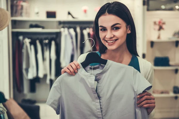 Schönes Mädchen beim Einkaufen — Stockfoto