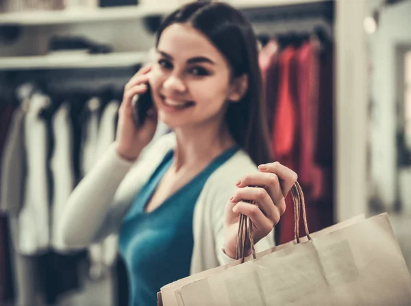 Hermosa chica haciendo compras —  Fotos de Stock