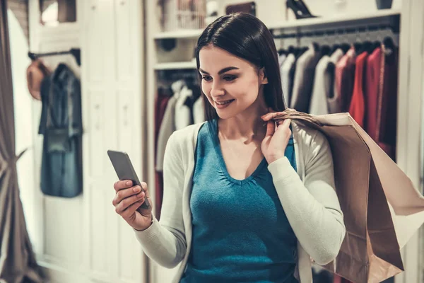 Beautiful girl doing shopping — Stock Photo, Image