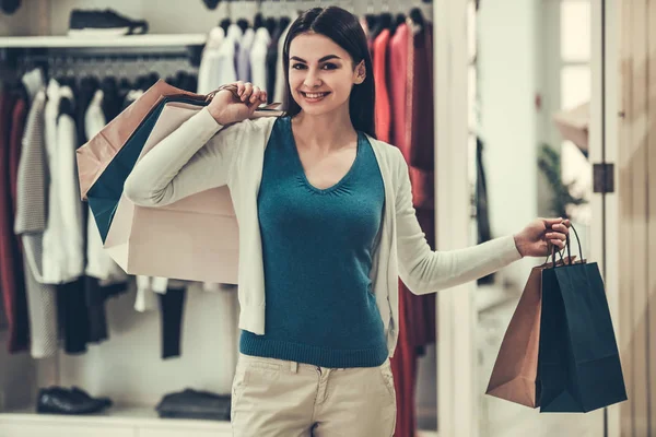 Menina bonita fazendo compras — Fotografia de Stock