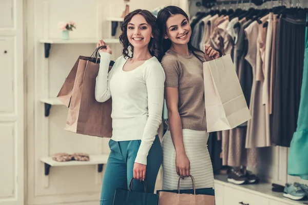 Meninas fazendo compras — Fotografia de Stock