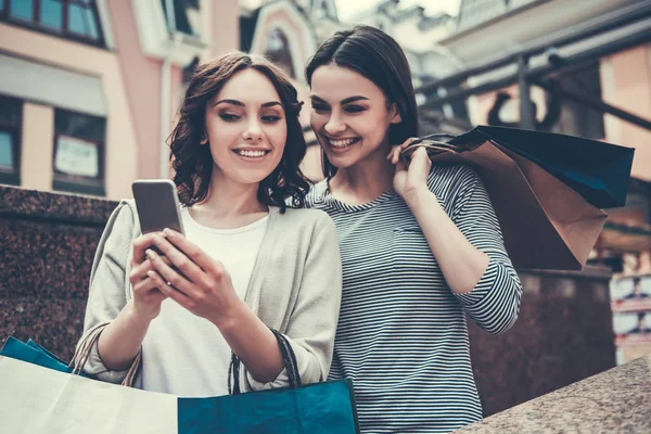 Chicas haciendo compras — Foto de Stock