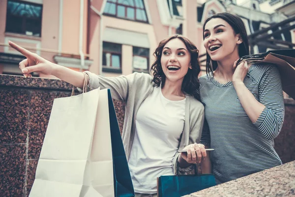 Chicas haciendo compras — Foto de Stock