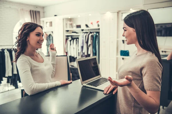 Chica atractiva haciendo compras — Foto de Stock