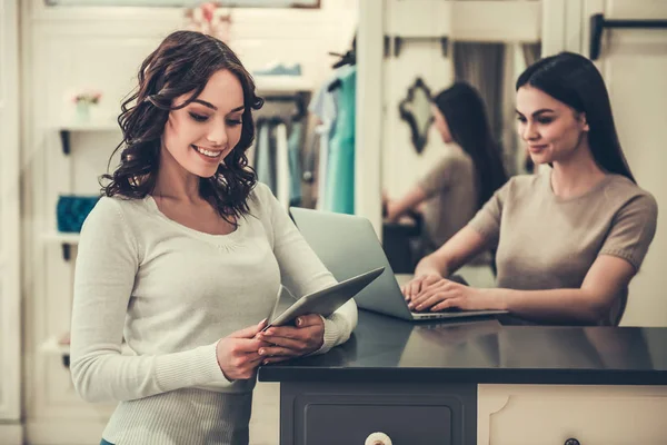 Chicas en la boutique — Foto de Stock