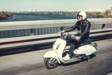 adam scooter üzerinde
